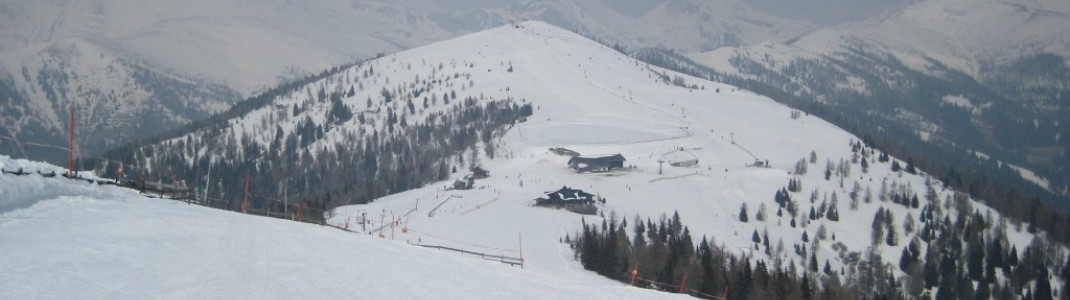Blick von der Bergstation des Priedröfllifts über das Areal an der Bergstation der Nockalmbahn