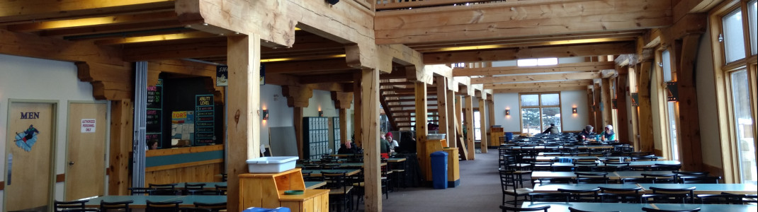 Das Erdgeschoß der Cascade Lodge beherbergt ein Selbstbedienungsrestaurant