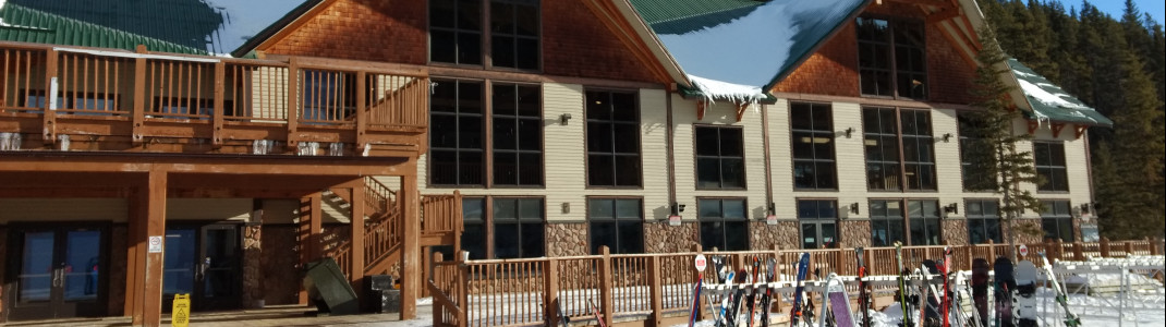 Bei gutem Wetter kann auf der Sonnenterasse der Cascade Lodge gechillt werden