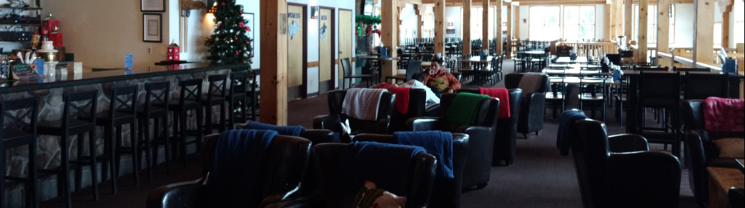 Eine gemütliche Atmosphäre und tolles Essen hat der Lone Pine Pub im Obergehscoß der Cascade Lodge zu bieten