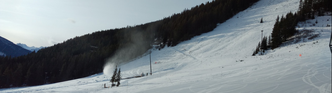 Die Kunstschneeanlagen laufen auch während des Skibetriebs, jedoch nur auf abgesperrten Pisten