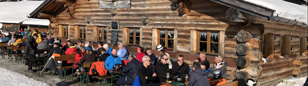 An der Hochalm genießt man die Sonne und einen herrlichen Blick über das Berwangertal.