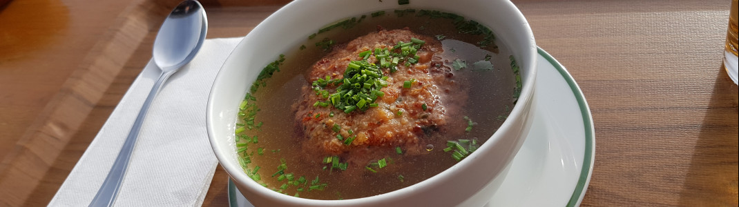 Wir haben uns auf der Hochalm u.a. eine Kaspressknödelsuppe schmecken lassen.
