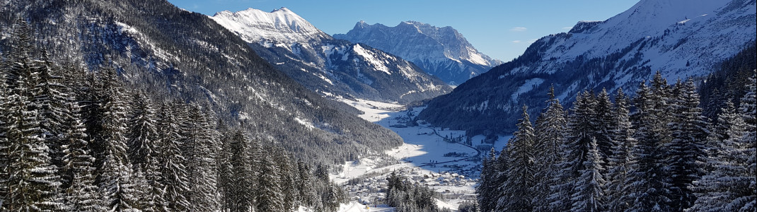 Bei der Abfahrt zur Almkopfbahn bietet sich ein toller Blick auf die Zugspitze.