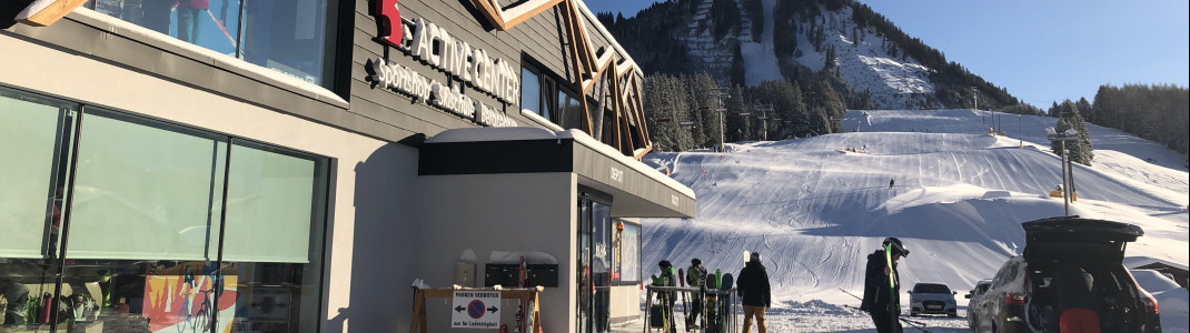 Am Egghof Parkplatz befindet sich das B-Active Center mit Skiverleih, Depot, Shop und Ticketkassen.
