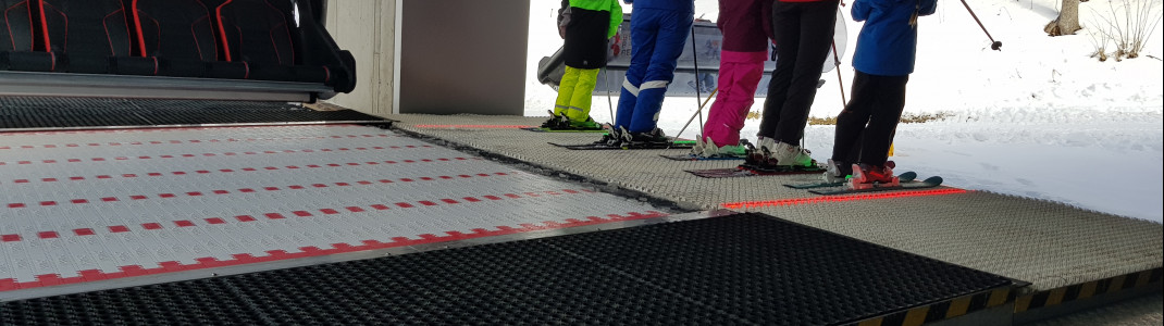 Bei der kindersicheren Thanellerbahn kann das Förderband beim Einstieg für Kinder angehoben werden.