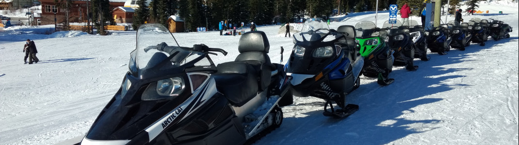 Eisklettern, Eislaufen, Skifahren oder eine Schneemobiltour - in Big White ist für Familien einiges abseits der Piste geboten