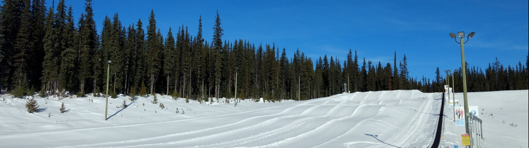 Neben dem Übungsgelände befindet sich auch eine Snowtubing-Anlage mit eigenem Zauberteppich