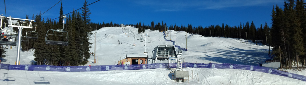 Sicht auf den Telus Park unterhalb des Sessllifts im Big White Ski Resort