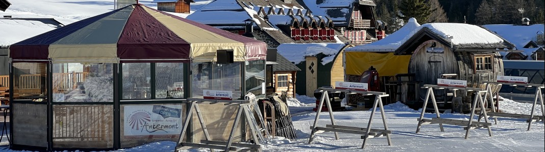 Am Karerpass lädt die Schirmbar der Antermont Pizzeria auf einen Absacker ein.