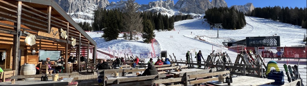 Die moderne Obertierscher Alm hat eine große Sonnenterrasse.