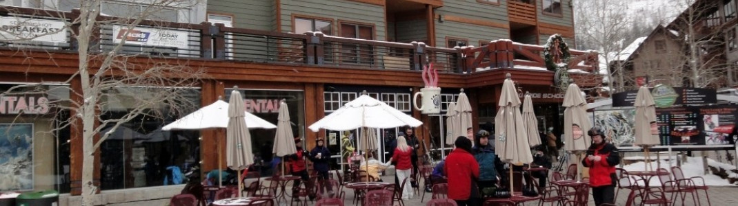 Im Center Village befinden sich einige schöne Cafés.