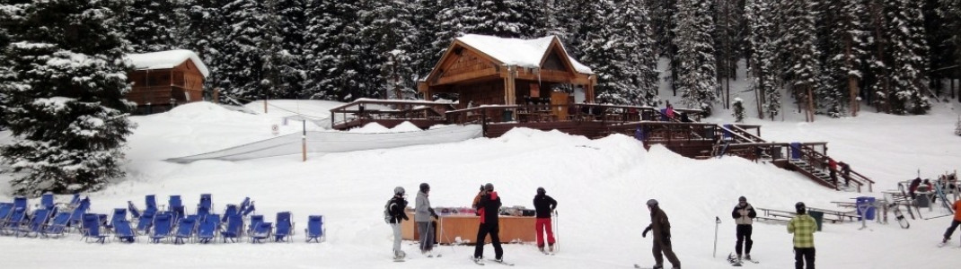 Das kleine Bergrestaurant T-Rex Grill an der Talstation des Timberline Express bietet seinen Gästen eine schöne Sonnenterrasse.