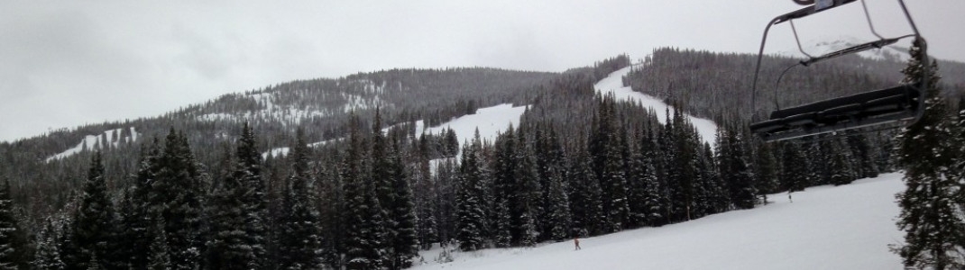 Blick vom American Eagle Lift auf die schwierigeren Abfahrten im östlichen Teil von Copper Mountain!