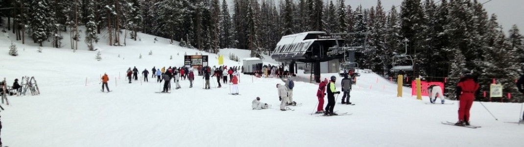 Der Timberline-Express bringt Skifahrer und Snowboarder zu zahlreichen mittelschweren (in USA blau markierten) Abfahrten.