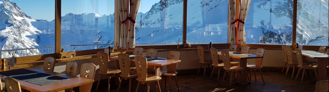 Mittagspause mit Ausblick im Restaurant 3303 an der Corvatsch-Bergstation.