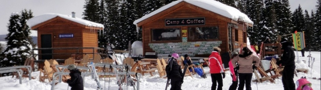 Bei Sonnenschein ein Traum: Die Sonnenterrasse des Camp 4 Coffee an der Bergstation des Gold Link Lifts.