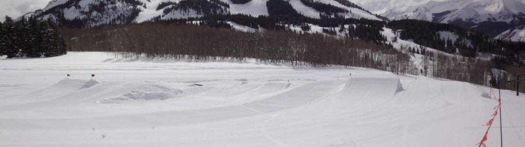 Der sog. "Kid's Park" an der Bergstation des Gold Link Lifts entpuppte sich als Snowboard Funpark für Anfänger.