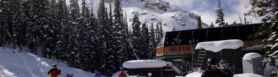 Blick auf die Silver Queen Express Bergstation und Mt Crested Butte!