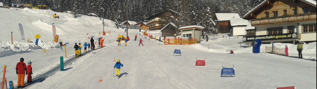 Kindgerecht lernen die Kleinen hier das Skifahren