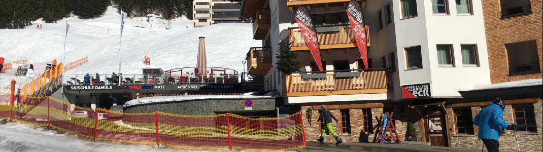An der Talstation befinden sich mit dem scharfen Eck (rechts) und der Après-Ski-Schirmbar (links oben) gleich zwei Möglichkeiten.