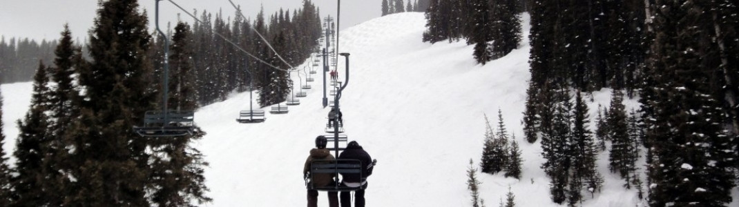 Überwiegend schwierige Abfahrten führen von der Bergstation des Grizzly Lifts.