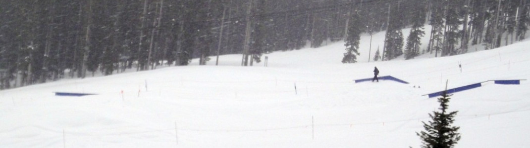 Auch an der Bergstation des Purgatory Village Express Lifts befindet sich ein Funpark für Snowboarder mit einigen Kickern und Rails.