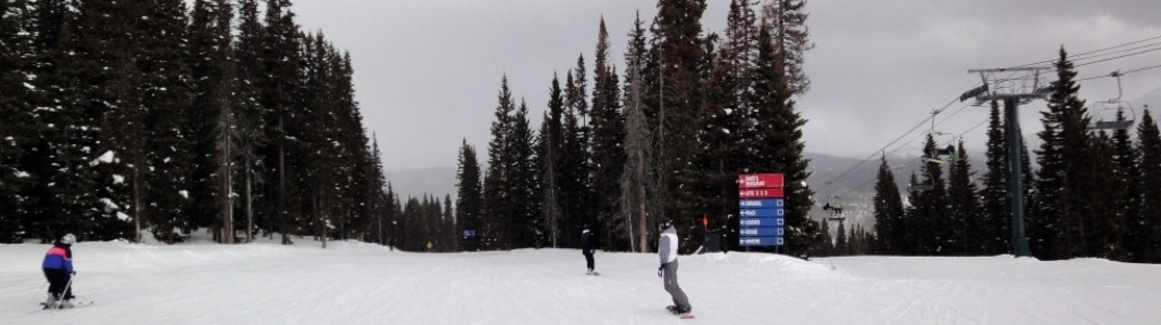Riesige Auswahl an mittelschweren (in USA blau markierten) Pisten an der Bergstation des Hermosa Park Express Lifts!