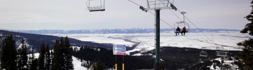 Vom Dreamcatcher Lift führen zahlreiche mittelschwere (in USA blau markierte) Pisten ins Tal. Wer noch etwas unsicher auf Skiern steht, sollte sich eher in der Beginner Area im Tal aufhalten.