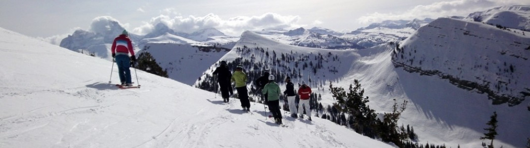 Skifahrer queren auf der Teton Vista Traverse, um einen Blick auf den 4197m hohen Berg Grand Teton zu erhaschen.