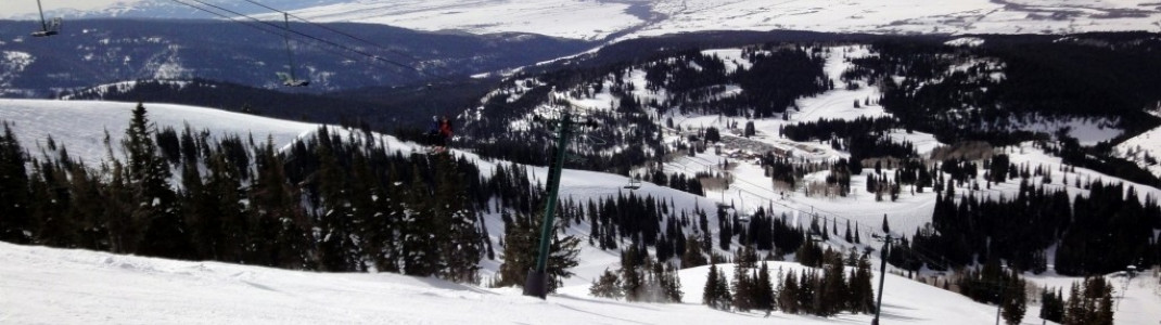 Blick vom Sessellift Blackfoot über die Talstation von Grand Targhee auf den Grand Teton Nationalpark.