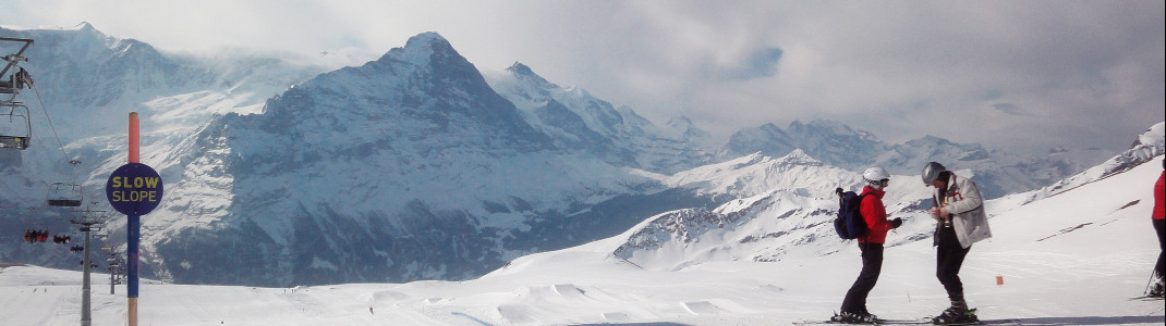 Beginners Snowpark und Oberjoch Lift. Im Hintergrund ist die Eiger Nordwand zu sehen.