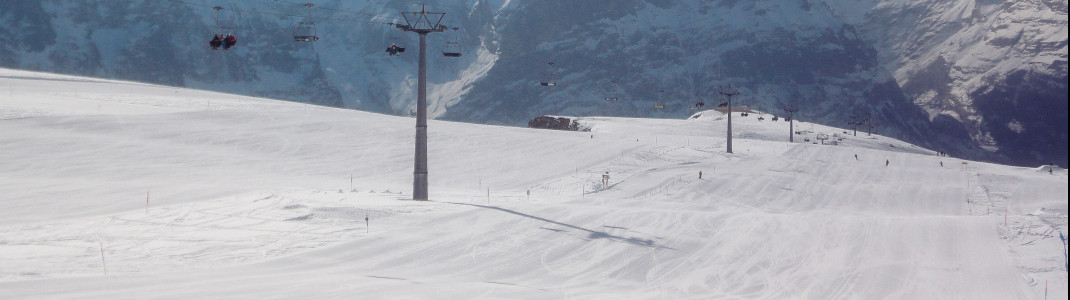 Blick auf die breiten Carvingpisten am Oberjoch Lift