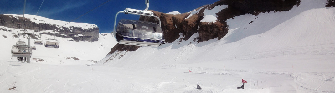 Die kuppelbare 4SB Schilt oberhalb der Skiscross Strecke im First Gebiet