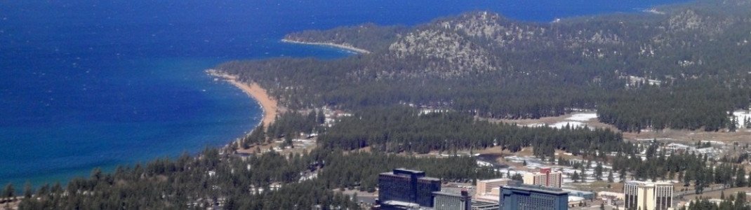 Schön zu erkennen ist die Staatsgrenze, die direkt durch South Lake Tahoe läuft. Auf kalifornischer Seite gibt es viele gemütlich Bars und Restaurants, während in Nevada große Casinos das Ortsbild prä