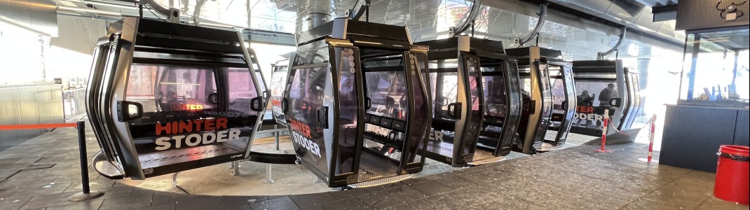 Der Einstieg ins Skigebiet erfolgt mit einer modernen 10er-Gondelbahn.