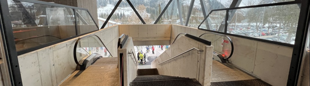 Bequemer Zugang zur Talstation über Rolltreppen.