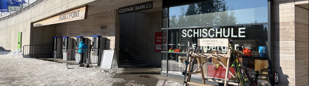 Das Skischulbüro befindet sich direkt an der Talstation.