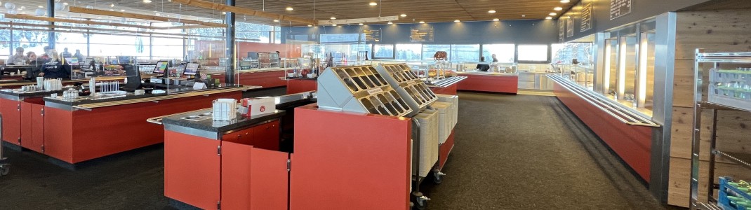 Essensausgabe im SB-Restaurant in der Skiarena Hochficht.