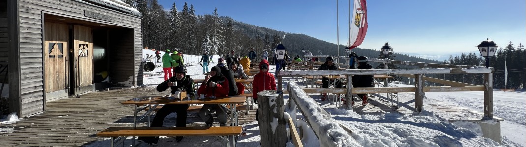 Die Terrasse am Gasthaus zum Überleben liegt bis zum Nachmittag in der Sonne.