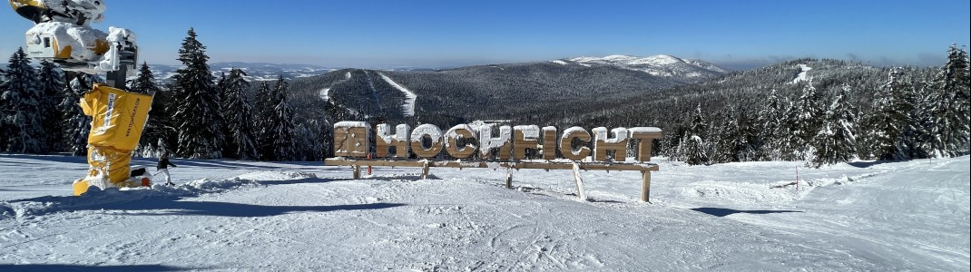 Breite Pisten und eine traumhafte Aussicht begeistern Familien am Hochficht.