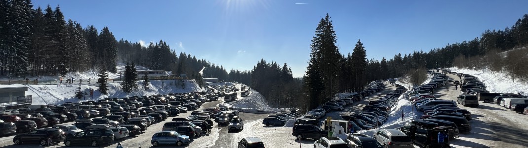 Die Parkplätze sind kostenlos.