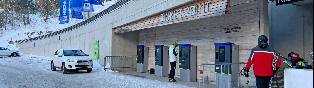An der Skiarena gibt es Ticketautomaten.