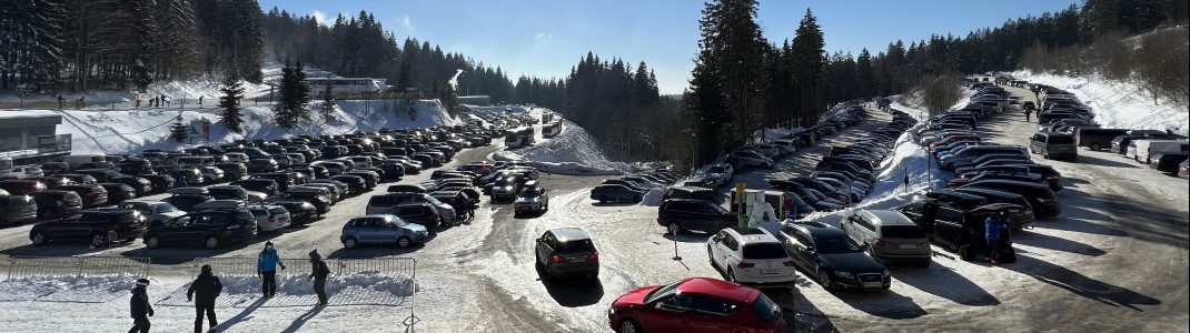 Großer Parkplatz an der Skiarena Hochficht. Parken ist kostenlos.