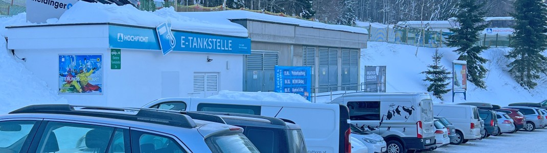 An der Skiarena sind E-Ladestationen vorhanden.