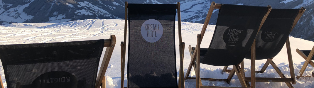 Gemütlich ausklingen lassen kannst du den Skitag in den Liegestühlen der Kristallhütte.