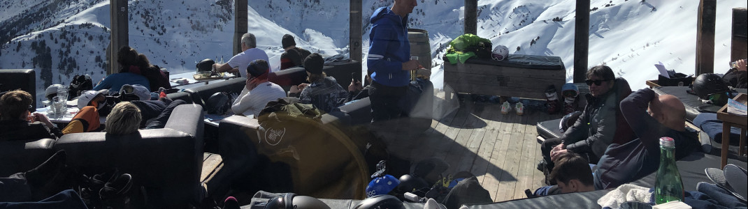 Auf der Terrasse der Kristallhütte kannst du in der Sonne liegen und den Ausblick genießen.