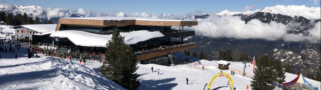 Direkt an der Zentralstation befindet sich das große Mountain View Panoramarestaurant.