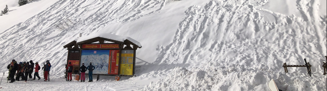 Schilder helfen bei der Orientierung im Skigebiet.
