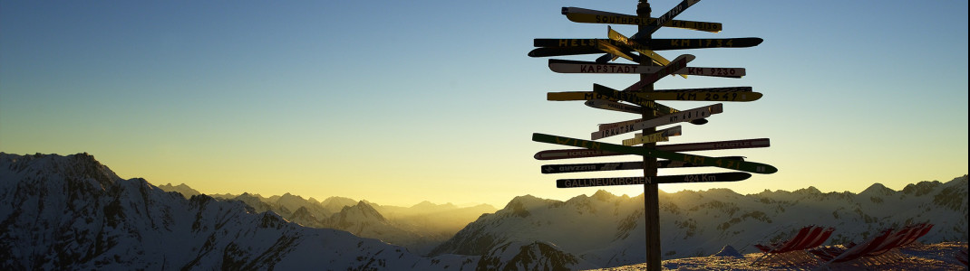 Eines der Wahrzeichen von Ischgl: Der Entfernungsanzeiger aus Skispitzen am Pardorama Restaurant